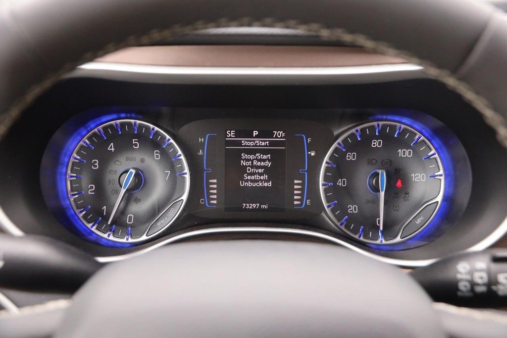 Chrysler Voyager Vehicle Full-screen Gallery Image 16