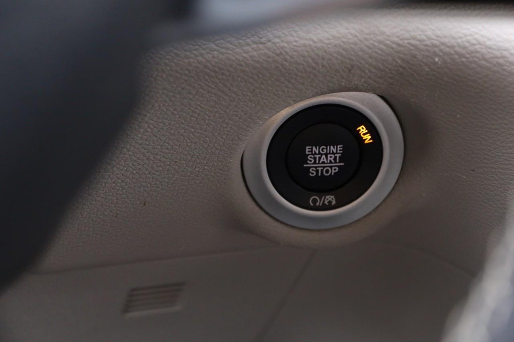 Chrysler Voyager Vehicle Full-screen Gallery Image 17
