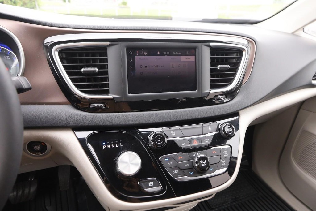 Chrysler Voyager Vehicle Full-screen Gallery Image 18