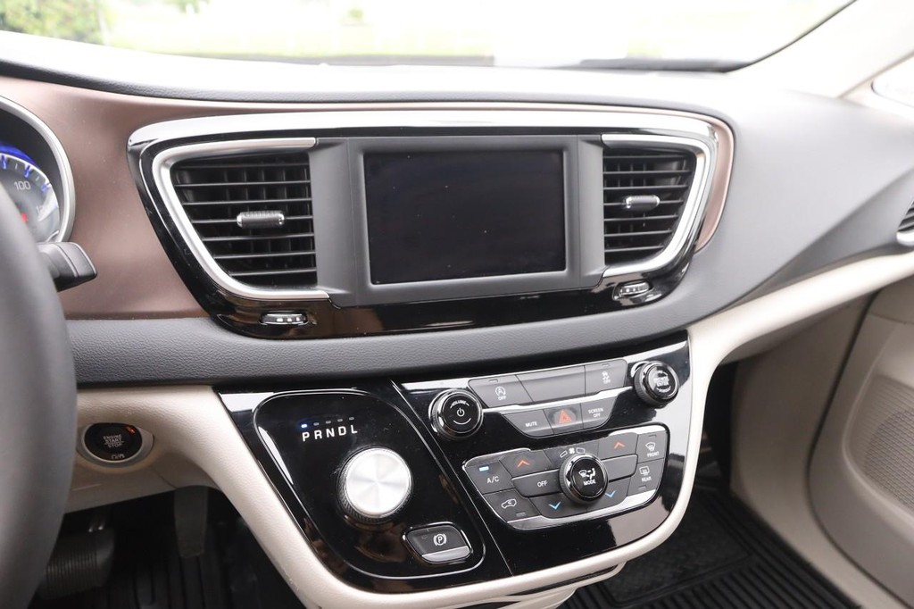 Chrysler Voyager Vehicle Full-screen Gallery Image 19