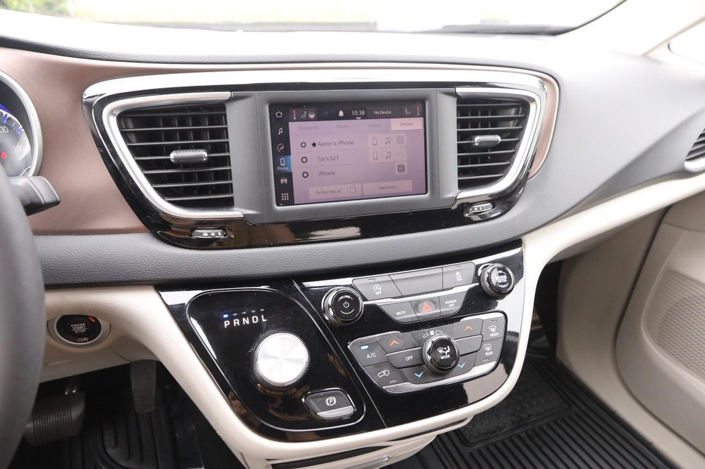 Chrysler Voyager Vehicle Full-screen Gallery Image 20
