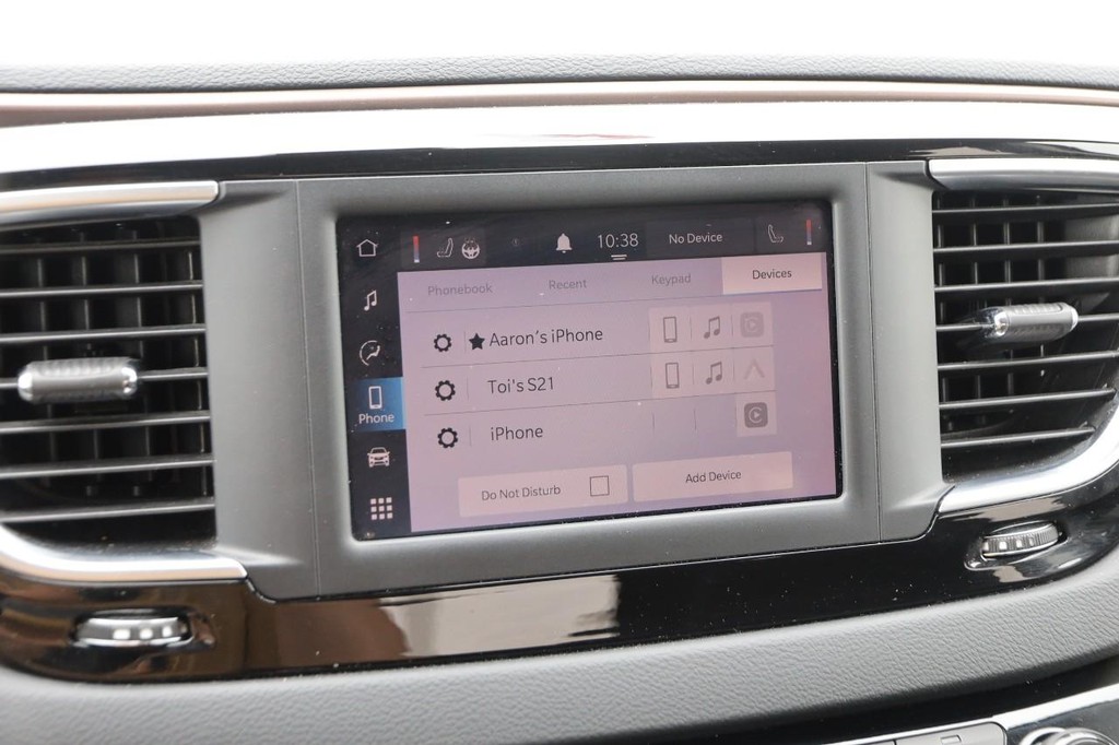 Chrysler Voyager Vehicle Full-screen Gallery Image 21