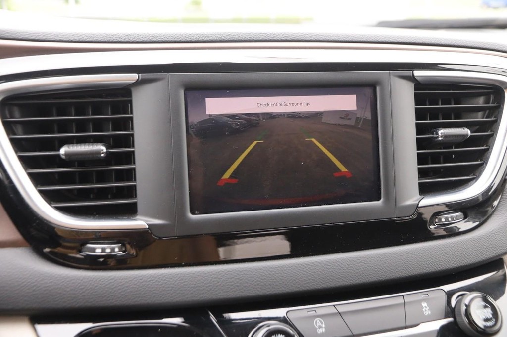 Chrysler Voyager Vehicle Full-screen Gallery Image 22