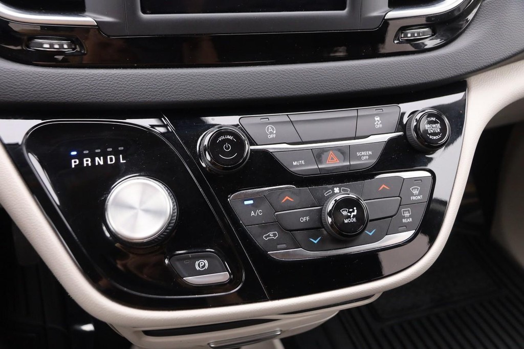 Chrysler Voyager Vehicle Full-screen Gallery Image 23