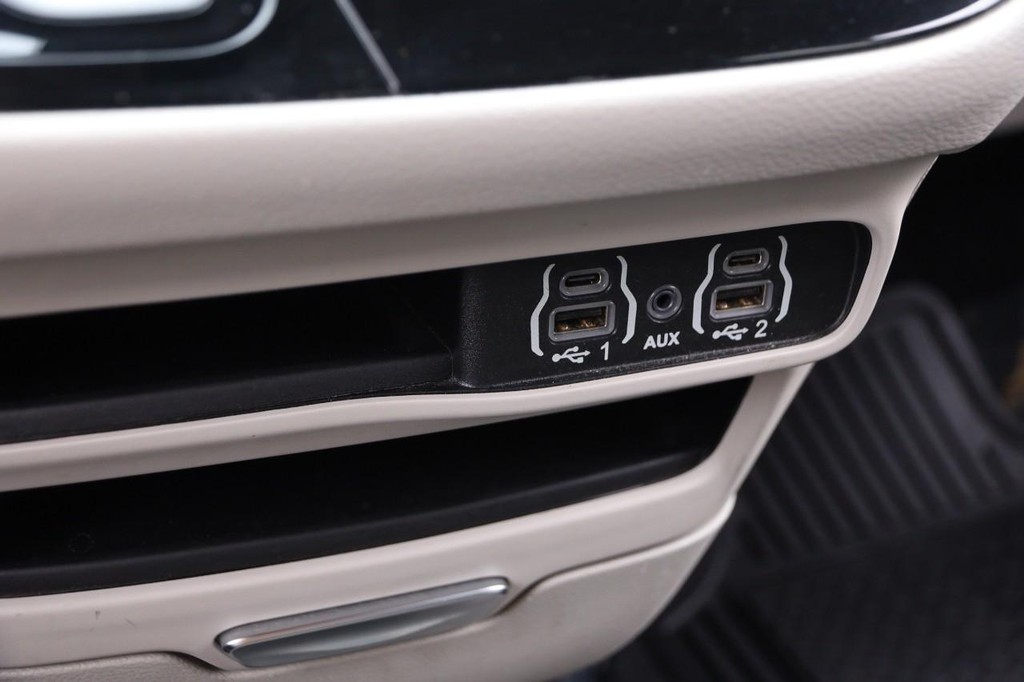 Chrysler Voyager Vehicle Full-screen Gallery Image 24