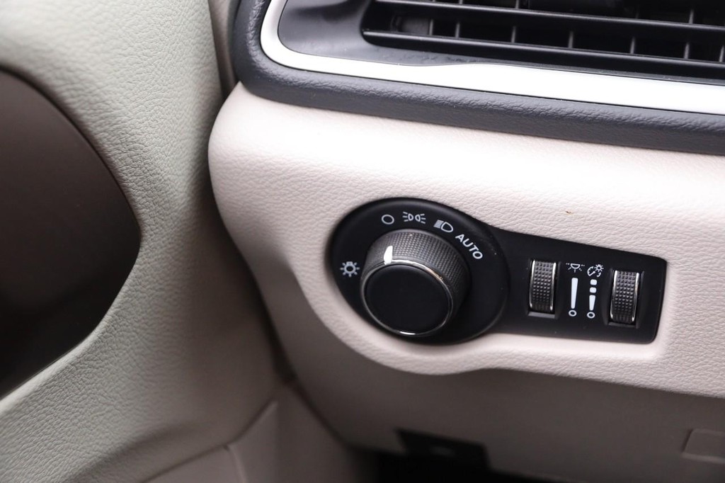 Chrysler Voyager Vehicle Full-screen Gallery Image 25
