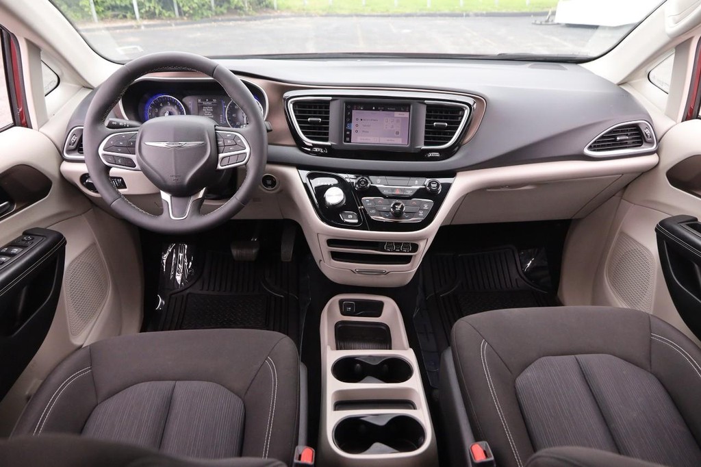 Chrysler Voyager Vehicle Full-screen Gallery Image 26