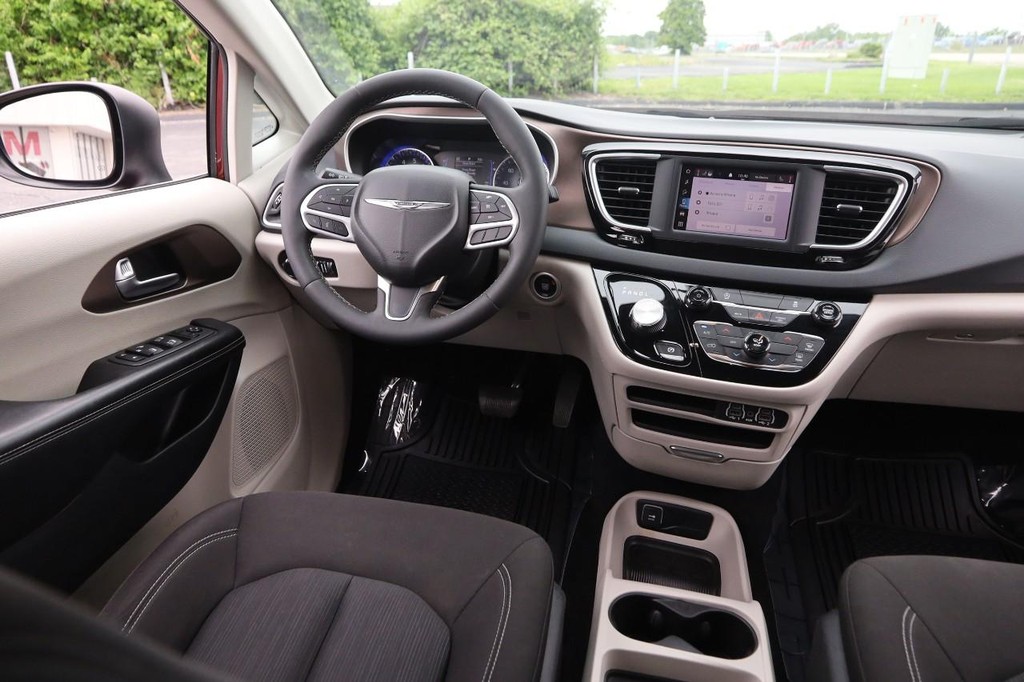 Chrysler Voyager Vehicle Full-screen Gallery Image 27