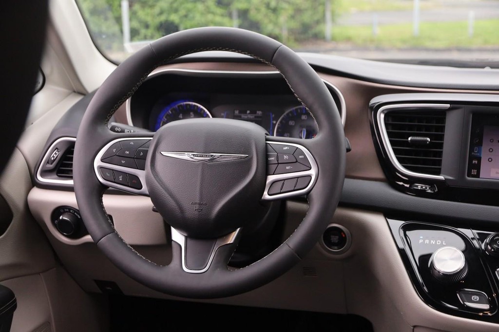 Chrysler Voyager Vehicle Full-screen Gallery Image 28