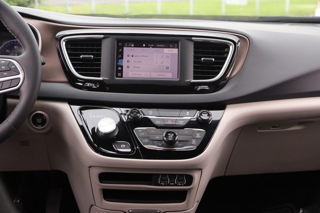Chrysler Voyager Vehicle Full-screen Gallery Image 29