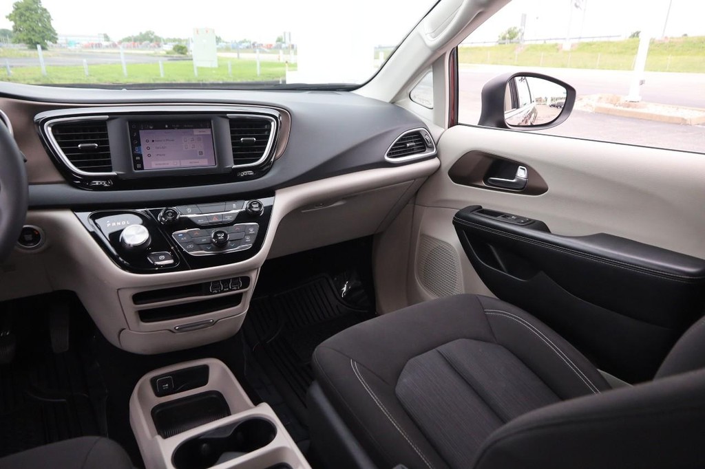 Chrysler Voyager Vehicle Full-screen Gallery Image 30