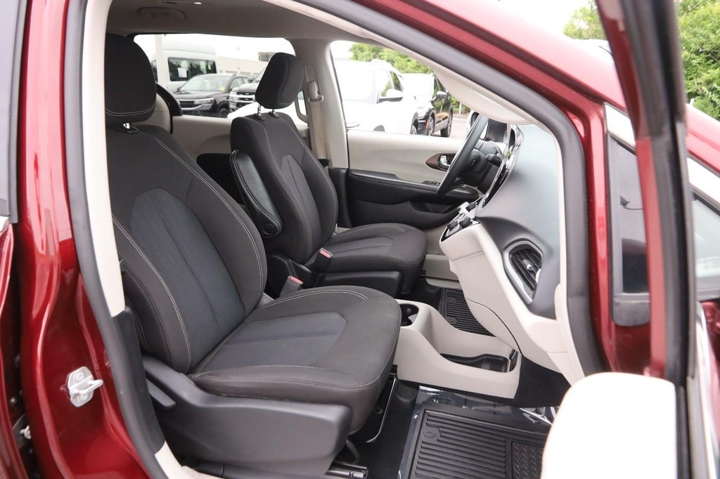 Chrysler Voyager Vehicle Full-screen Gallery Image 31