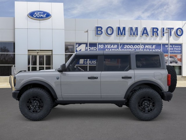 Ford Bronco Vehicle Full-screen Gallery Image 3