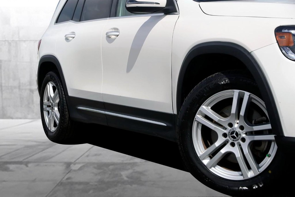 Mercedes-Benz GLB Vehicle Full-screen Gallery Image 3