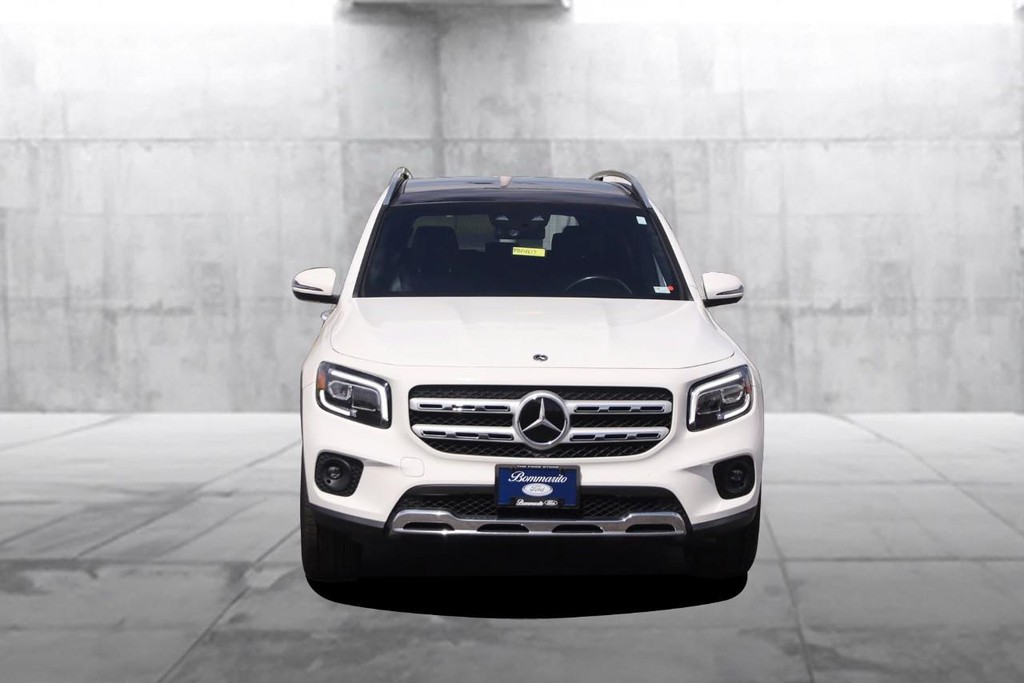 Mercedes-Benz GLB Vehicle Full-screen Gallery Image 4