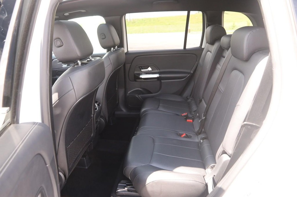 Mercedes-Benz GLB Vehicle Full-screen Gallery Image 10
