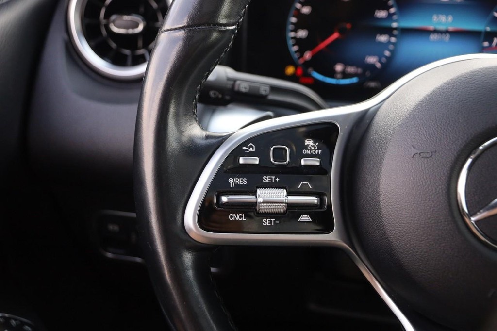 Mercedes-Benz GLB Vehicle Full-screen Gallery Image 13