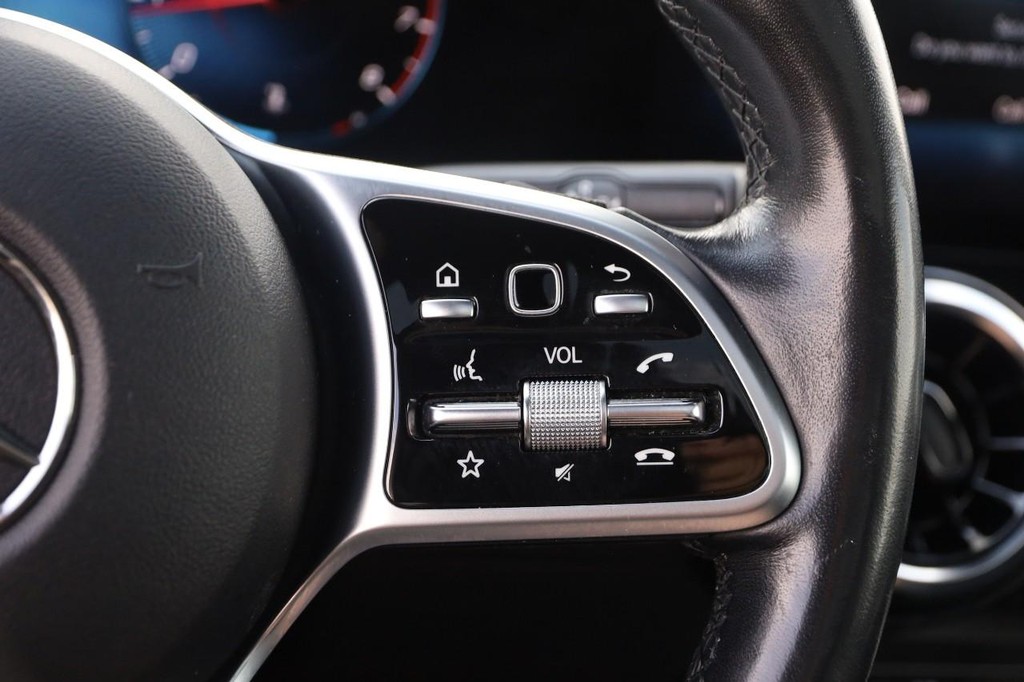 Mercedes-Benz GLB Vehicle Full-screen Gallery Image 14