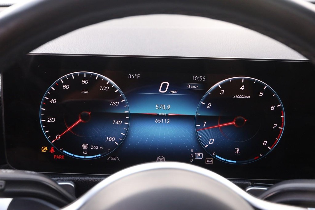 Mercedes-Benz GLB Vehicle Full-screen Gallery Image 15
