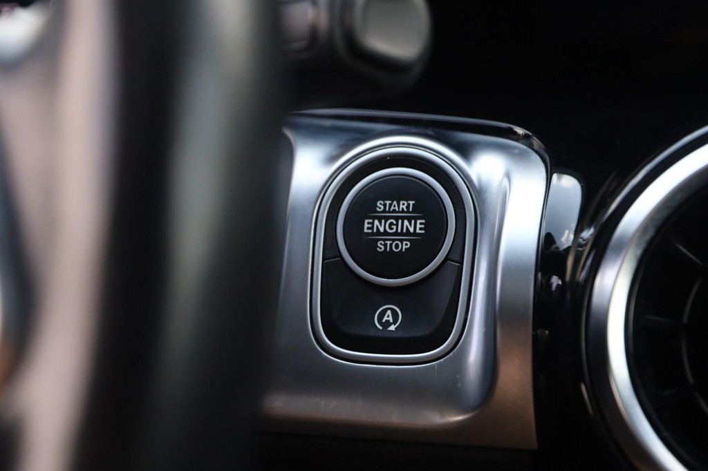 Mercedes-Benz GLB Vehicle Full-screen Gallery Image 16