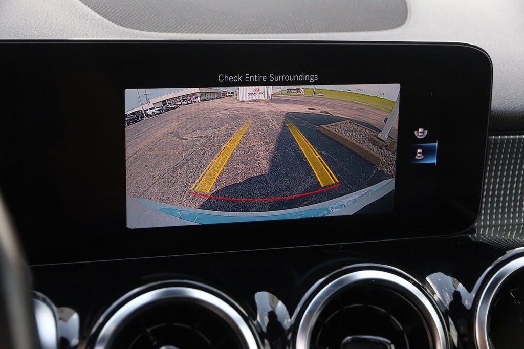 Mercedes-Benz GLB Vehicle Full-screen Gallery Image 19