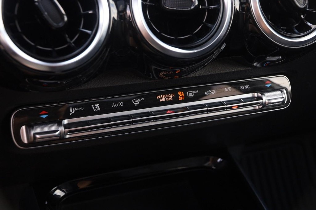 Mercedes-Benz GLB Vehicle Full-screen Gallery Image 20