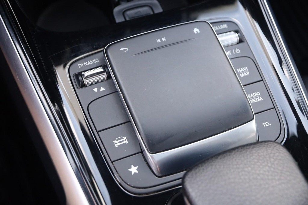 Mercedes-Benz GLB Vehicle Full-screen Gallery Image 22
