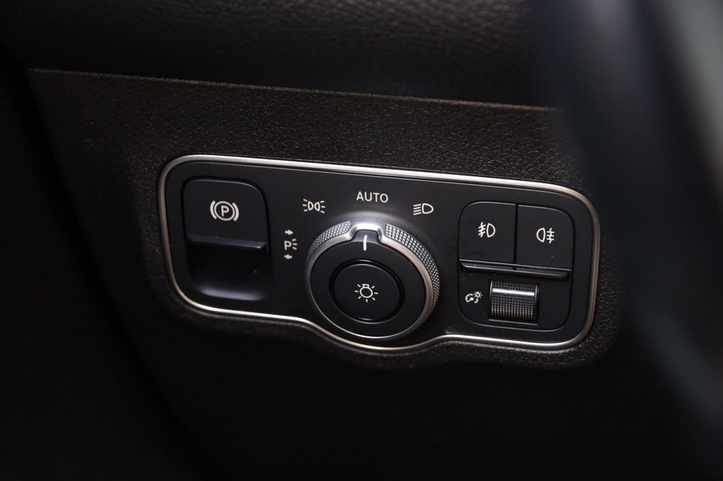 Mercedes-Benz GLB Vehicle Full-screen Gallery Image 23