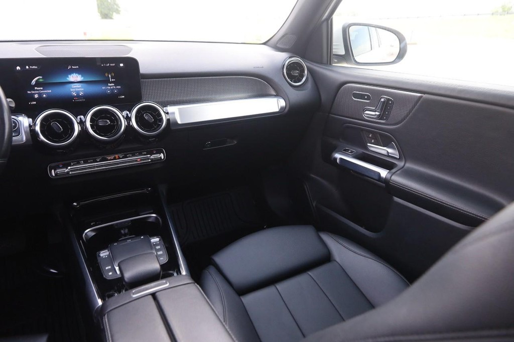 Mercedes-Benz GLB Vehicle Full-screen Gallery Image 28