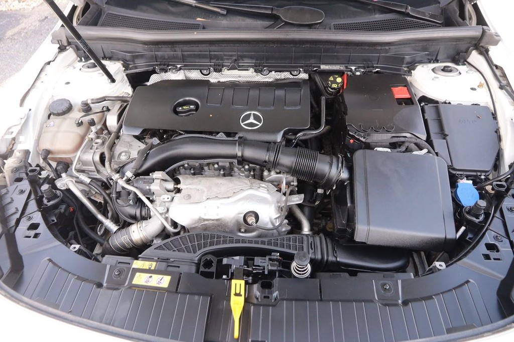 Mercedes-Benz GLB Vehicle Full-screen Gallery Image 30