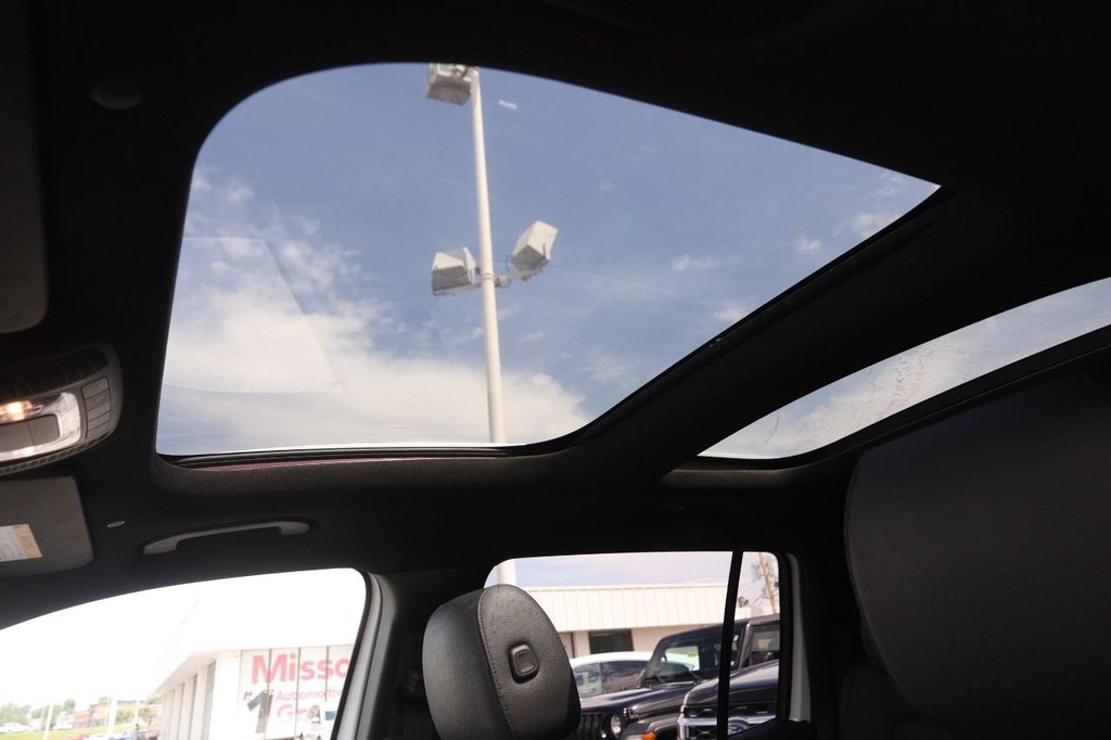Mercedes-Benz GLB Vehicle Full-screen Gallery Image 31
