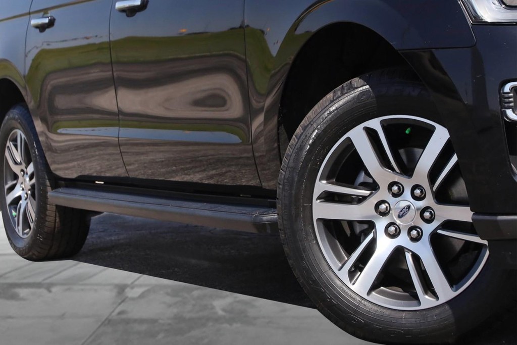 Ford Expedition Max Vehicle Full-screen Gallery Image 3