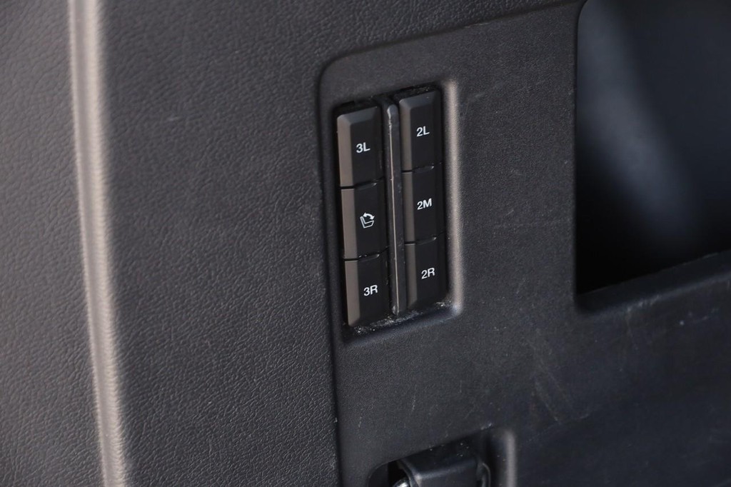 Ford Expedition Max Vehicle Full-screen Gallery Image 8