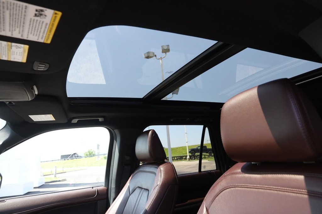 Ford Expedition Max Vehicle Full-screen Gallery Image 10