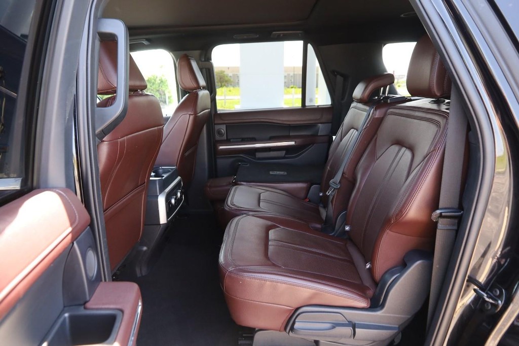 Ford Expedition Max Vehicle Full-screen Gallery Image 12