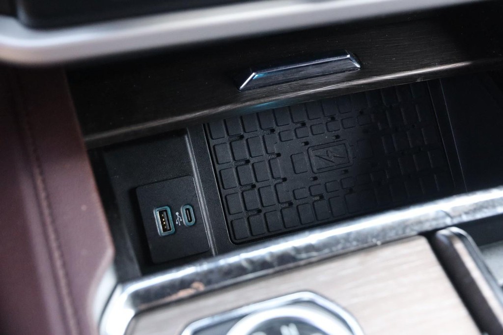 Ford Expedition Max Vehicle Full-screen Gallery Image 23