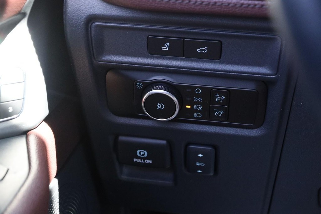 Ford Expedition Max Vehicle Full-screen Gallery Image 24