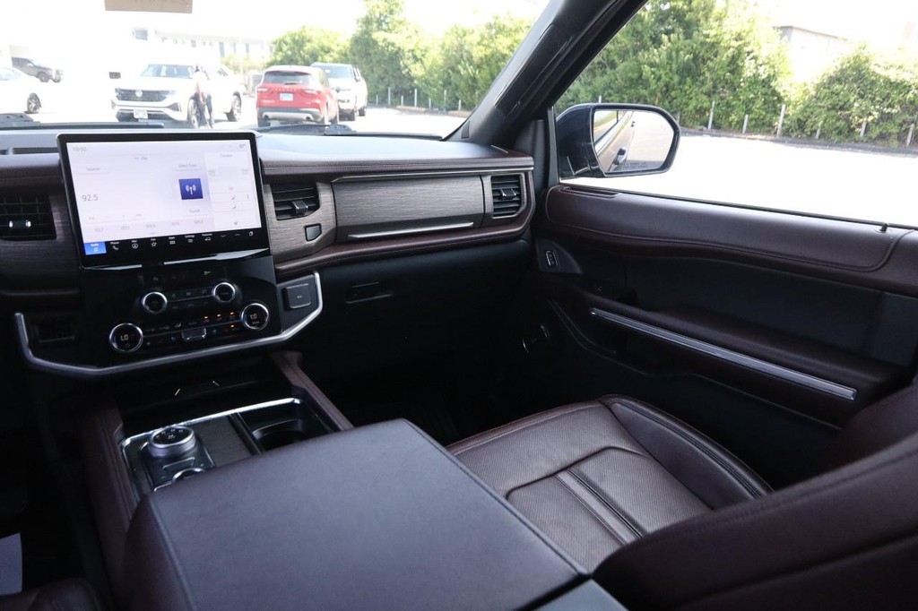 Ford Expedition Max Vehicle Full-screen Gallery Image 30