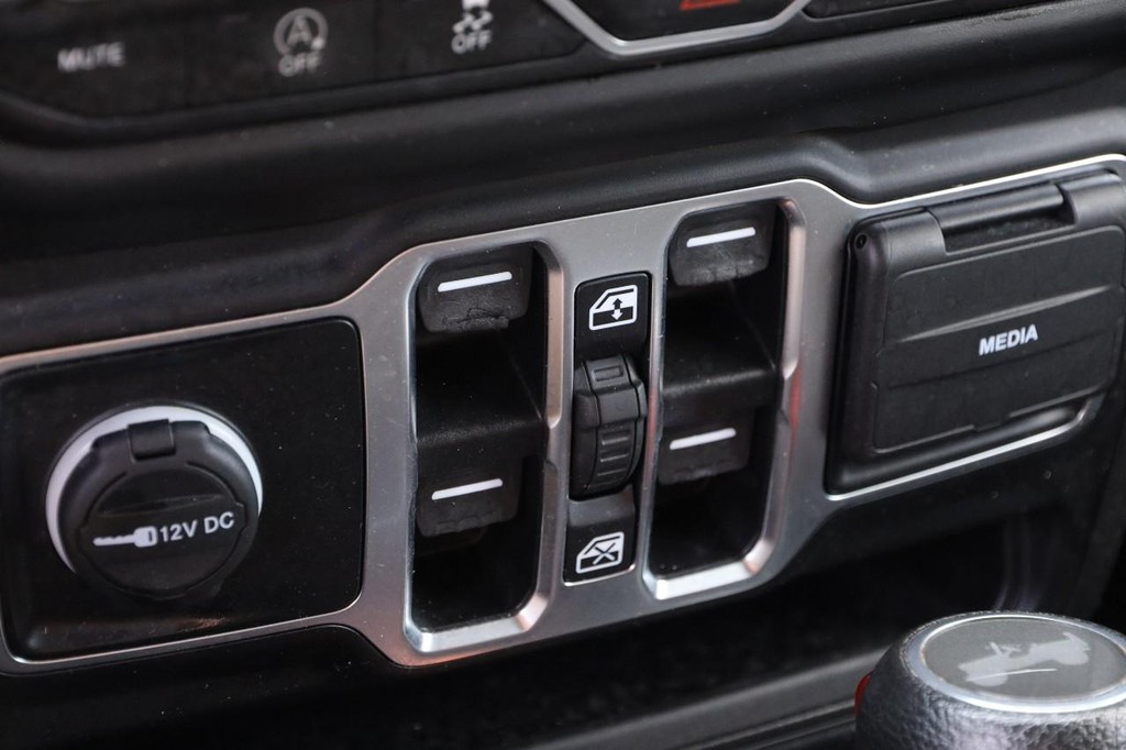 Jeep Wrangler Vehicle Full-screen Gallery Image 17