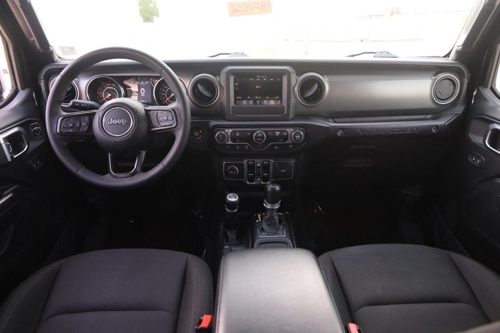 Jeep Wrangler Vehicle Full-screen Gallery Image 19