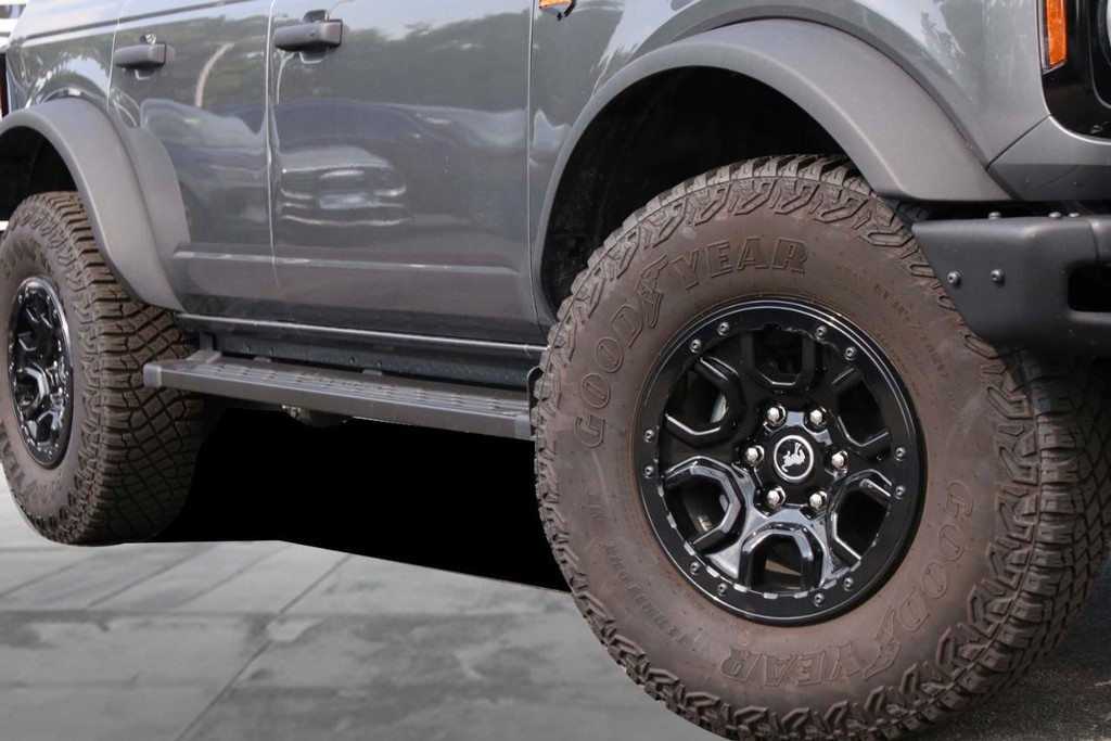 Ford Bronco Vehicle Full-screen Gallery Image 3