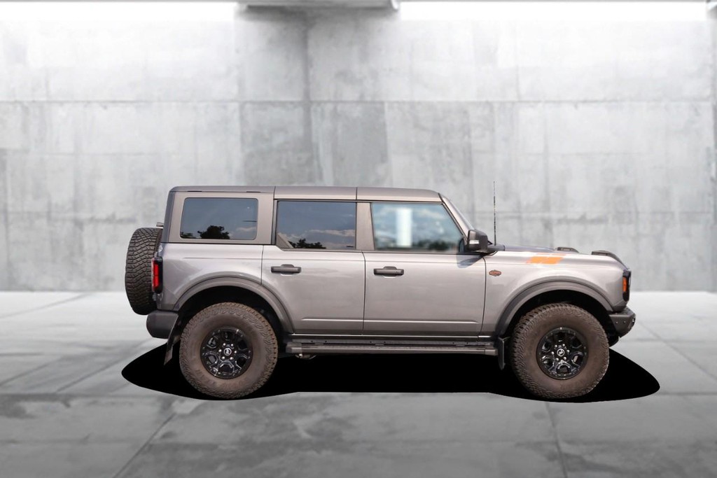 Ford Bronco Vehicle Full-screen Gallery Image 5