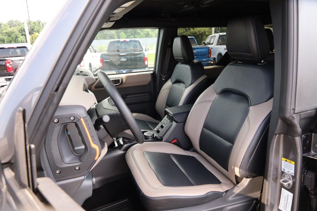 Ford Bronco Vehicle Full-screen Gallery Image 9