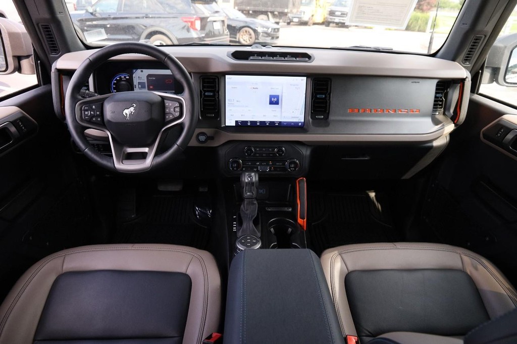 Ford Bronco Vehicle Full-screen Gallery Image 24