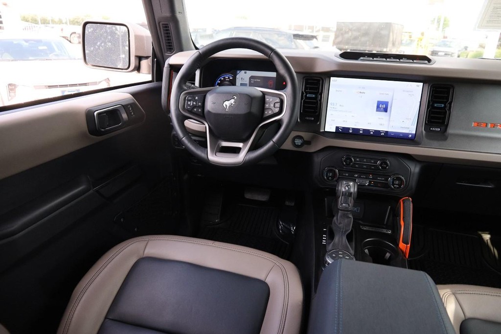 Ford Bronco Vehicle Full-screen Gallery Image 25