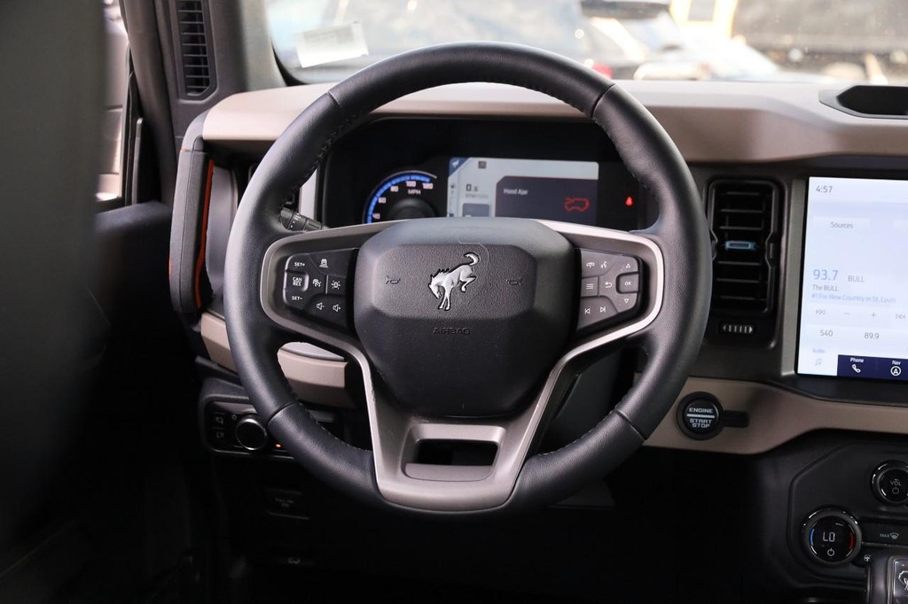Ford Bronco Vehicle Full-screen Gallery Image 26