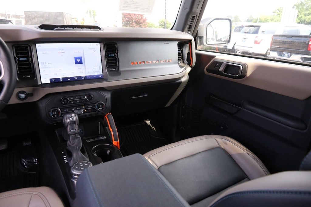 Ford Bronco Vehicle Full-screen Gallery Image 28