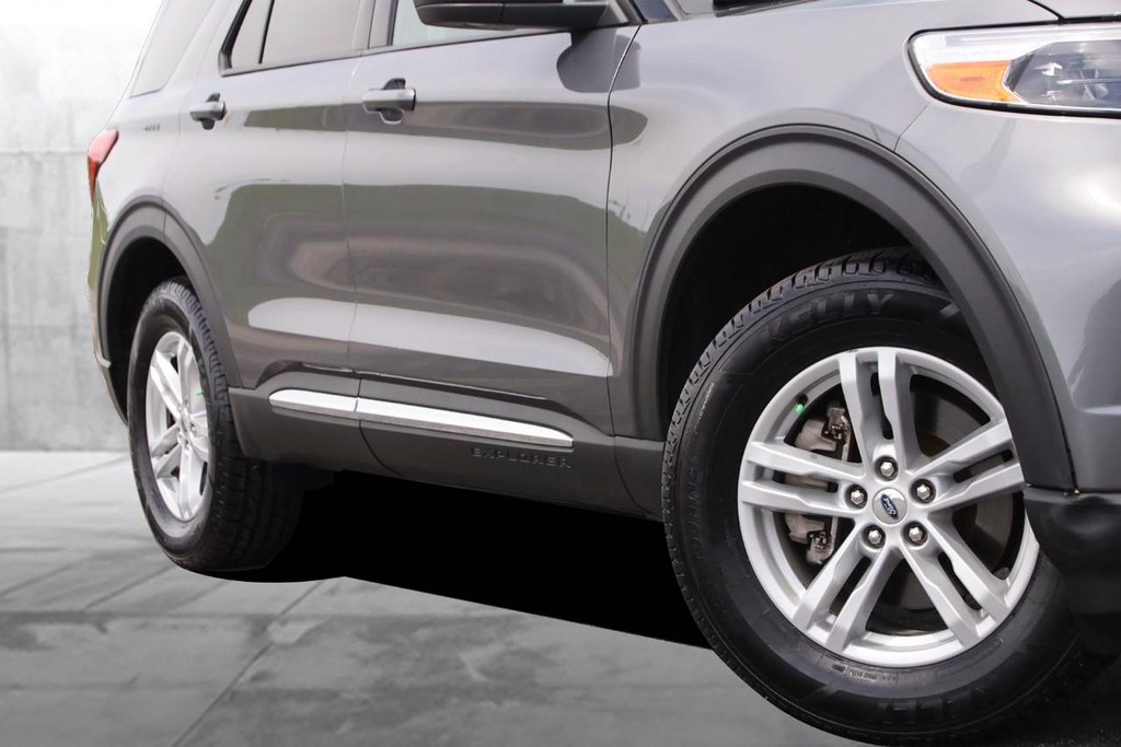 Ford Explorer Vehicle Full-screen Gallery Image 3
