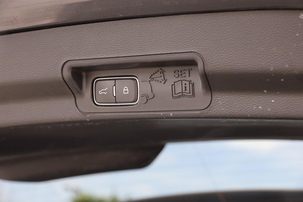 Ford Explorer Vehicle Full-screen Gallery Image 8