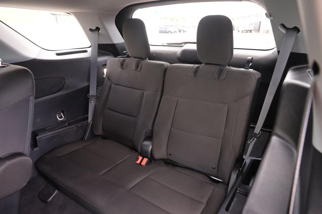 Ford Explorer Vehicle Full-screen Gallery Image 11